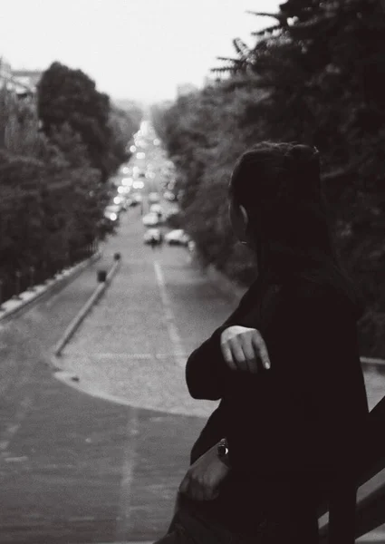 Grayscale Shot Young Female Looking Aside Traffic Road Gloomy Day — Stock Photo, Image
