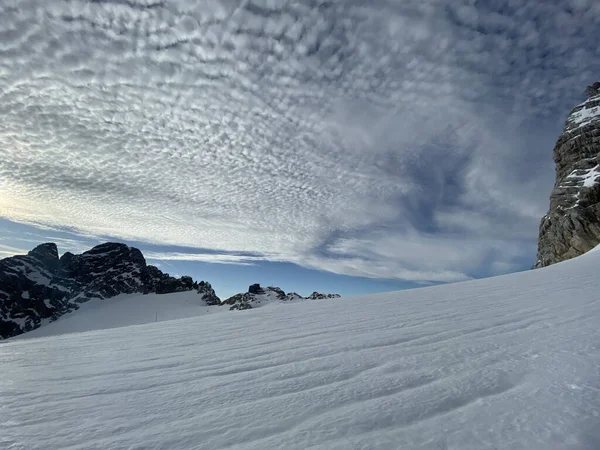 Una Vista Impresionante Cielo Nublado Campo Con Picos Montaña Cubiertos — Foto de Stock