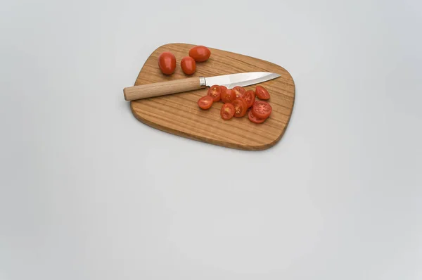 テキスト空間の白い表面にまな板とナイフでDatteriniトマト — ストック写真