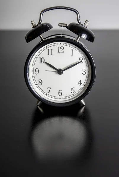 Primer Plano Reloj Despertador Vintage Negro Una Mesa Madera —  Fotos de Stock