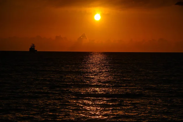 Güneşin Batışını Yansıtan Güzel Bir Deniz Manzarası — Stok fotoğraf