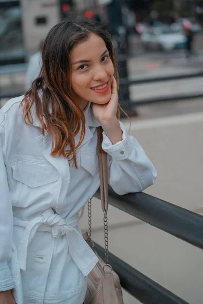 一位年轻 美丽的西班牙裔年轻女子在街上摆姿势时的肤浅镜头 — 图库照片