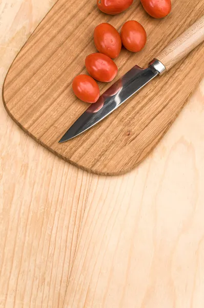 Tomates Datterini Con Tabla Cortar Cuchillo Una Superficie Madera Con —  Fotos de Stock