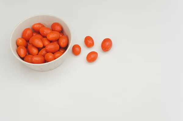 Tigela Grés Decorada Branca Cheia Tomates Datterini Uma Superfície Branca — Fotografia de Stock