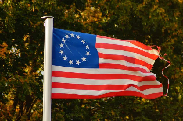 Die Betsy Ross Fahne Weht Einem Schrebergarten Eine Frühe Flagge — Stockfoto