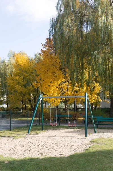 Una Toma Vertical Columpios Parque Infantil Temporada Otoño — Foto de Stock