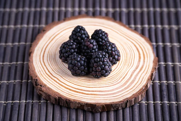 Closeup Shot Blackberries Beautifully Set Wooden Circle Forest Fruit Concept — стоковое фото