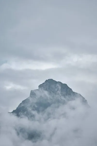 Uma Bela Vista Uma Montanha Coberta Neve Uma Montanha Nebulosa — Fotografia de Stock