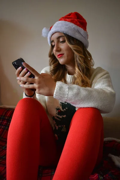 Una Mujer Feliz Sombrero Santa Hojeando Teléfono — Foto de Stock