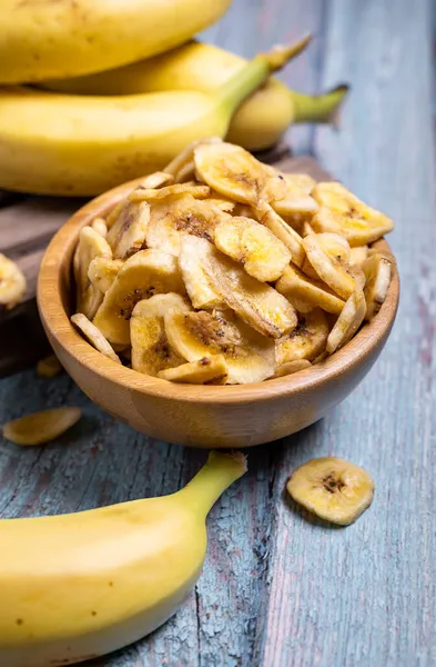 Een Verticaal Shot Gedroogde Biologische Bananenchips Het Houten Bord Versierd — Stockfoto