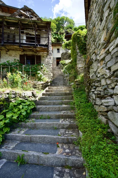 Eine Vertikale Aufnahme Von Treppen Und Kleinen Häusern Hintergrund — Stockfoto