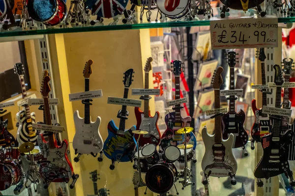 Zadar Croacia 2021 Muchas Guitarras Escaparate Una Tienda Recuerdos —  Fotos de Stock