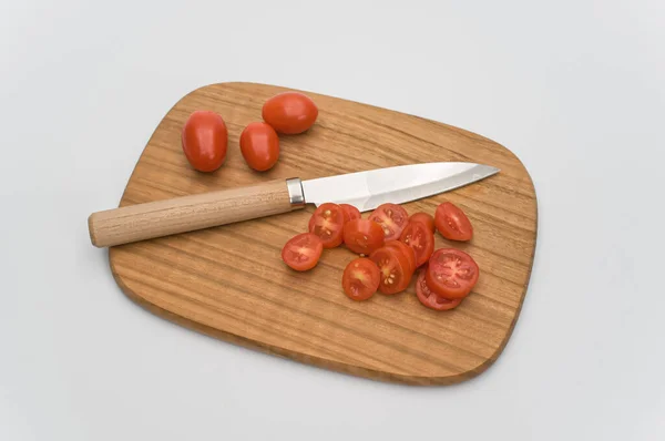Datterini Tomates Avec Planche Découper Couteau Sur Une Surface Blanche — Photo