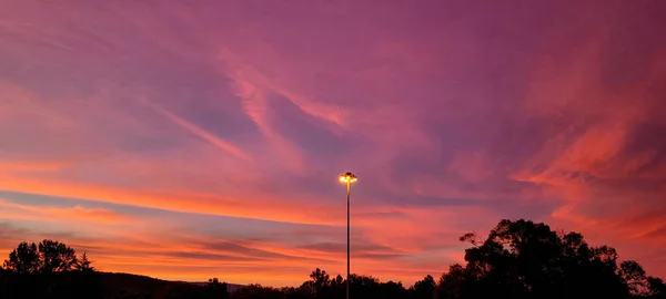 Eine Schöne Aufnahme Von Einem Hell Rosa Lila Sonnenuntergang Himmel — Stockfoto