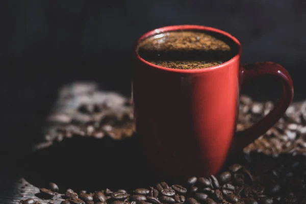 Kilátás Egy Fekete Kávé Egy Piros Csésze Között Finom Kávébab — Stock Fotó