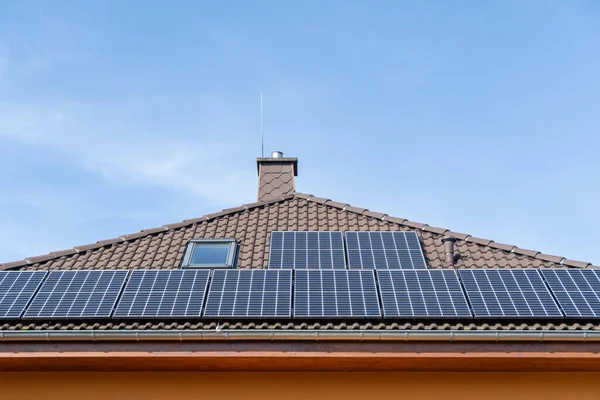Una Hermosa Vista Techo Casa Árbol Con Paneles Solares Contra — Foto de Stock