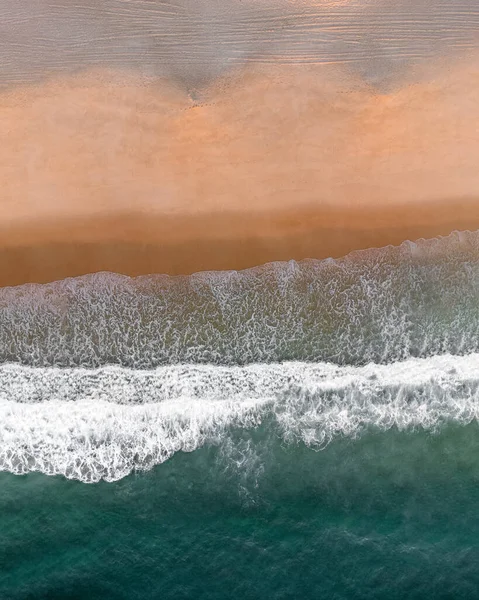 Вид Сверху Красивое Море Пенными Волнами Катящимися Разбивающимися Песчаном Пляже — стоковое фото