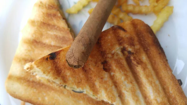 Ein Panini Sandwich Zusammen Mit Einer Kubanischen Zigarre Auf Einem — Stockfoto
