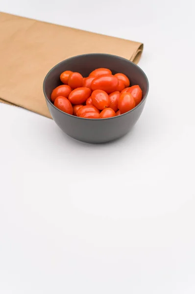 Tazón Gres Gris Oscuro Lleno Tomates Datterini Papel Kraft Sobre —  Fotos de Stock