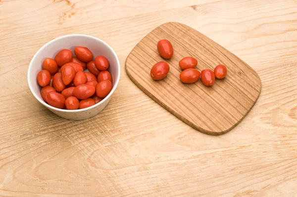 Tazón Lleno Tomates Datterini Con Tabla Cortar Una Superficie Madera — Foto de Stock