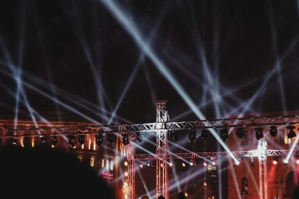照明システムは アルメニアのエレバンの共和国広場で夜遅くに配置されました — ストック写真