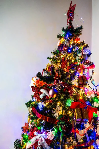 Krásně Zdobený Vánoční Stromek Osvětlenými Barevnými Světly — Stock fotografie