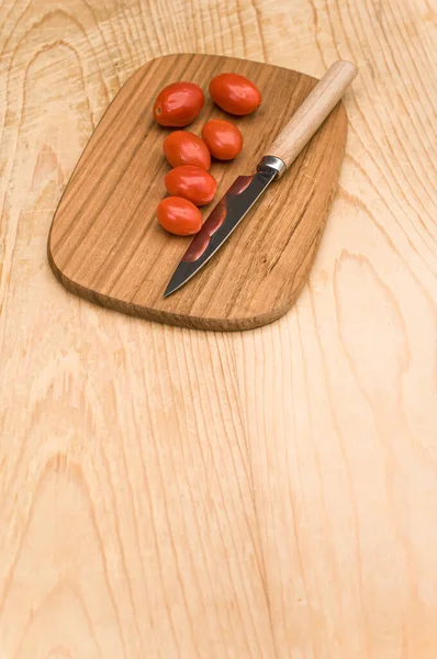 Tomates Datterini Con Tabla Cortar Cuchillo Una Superficie Madera Con —  Fotos de Stock