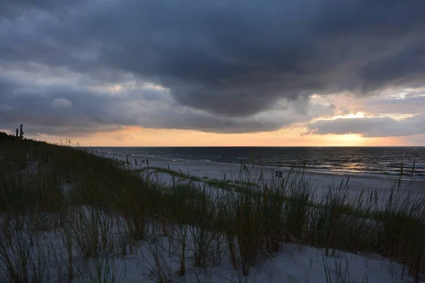 Een Adembenemend Uitzicht Zee Vanaf Kust Bij Zonsondergang Onder Een — Stockfoto