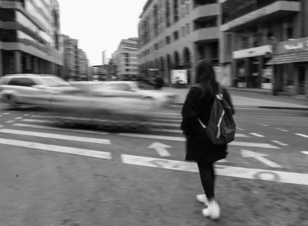 Una Foto Escala Grises Una Joven Mujer Caminando Hacia Avenida —  Fotos de Stock