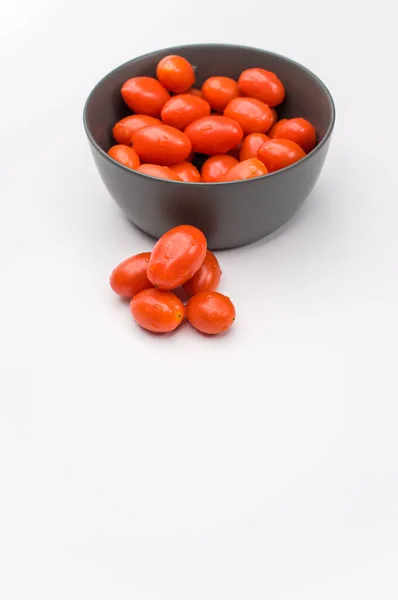 Tazón Gres Gris Oscuro Lleno Tomates Datterini Una Superficie Blanca —  Fotos de Stock