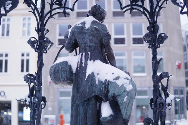Gaenseliesel Staty Goose Girl Fontän Täckt Snö Framför Gamla Stadshuset — Stockfoto