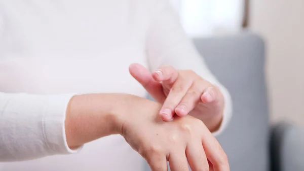 Detail Einer Jungen Frau Die Feuchtigkeitsspendende Hand Mit Feuchtigkeitscreme Eincremt — Stockfoto