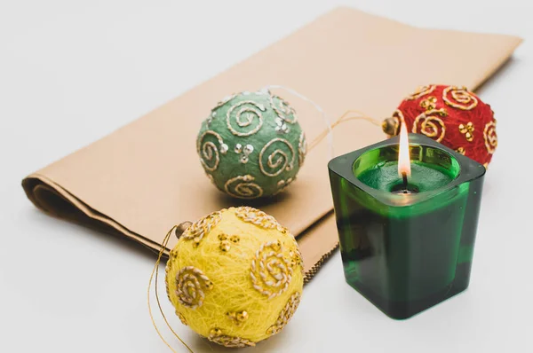 Tempo Natal Decora Com Vela Perfumada Verde Copo Fundo Branco — Fotografia de Stock