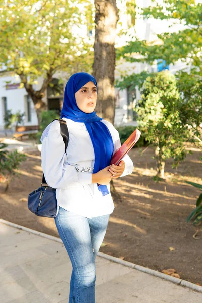 Молодая Мусульманка Хиджабе Папкой Идущей Университет Копирует Пространство — стоковое фото