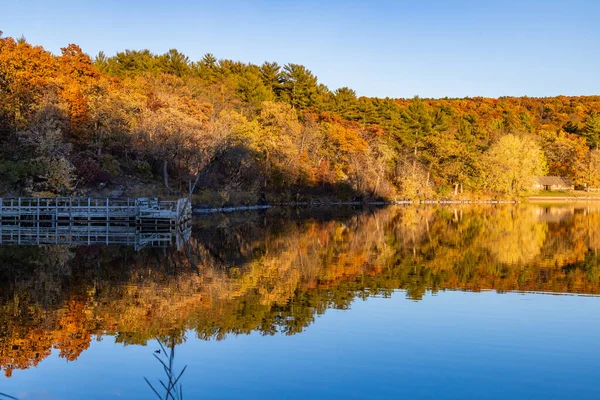 ウィスコンシン州州の州間高速道路公園のダレス湖の秋の色の美しい反射 — ストック写真