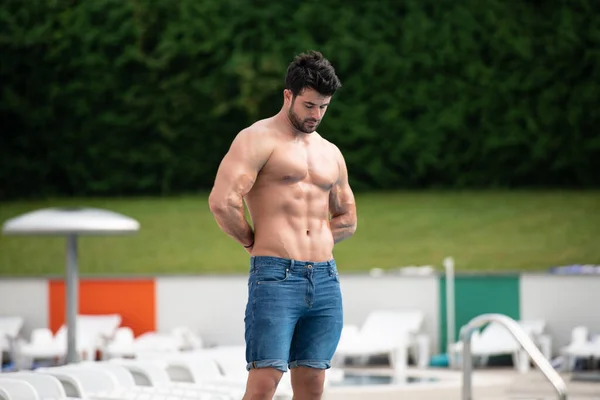 Retrato Moda Hombre Sexy Muy Musculoso Jeans Cortos Piscina — Foto de Stock