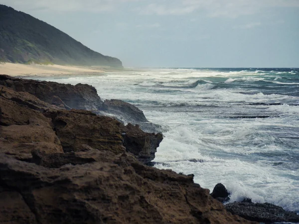 南アフリカの海岸で嵐の波が打ち寄せる — ストック写真