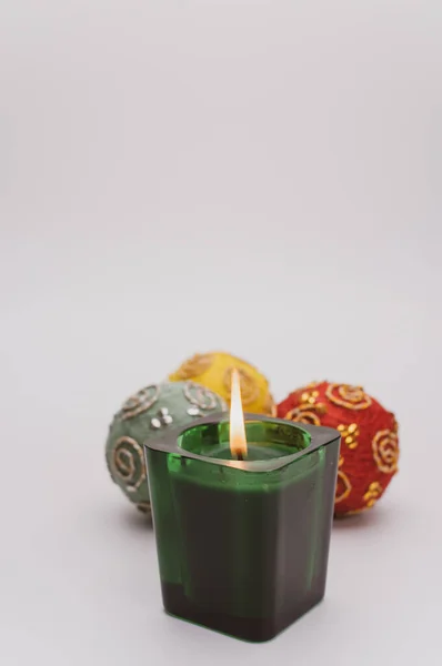 Decoraciones Navideñas Con Vela Verde Perfumada Vaso Sobre Fondo Blanco — Foto de Stock