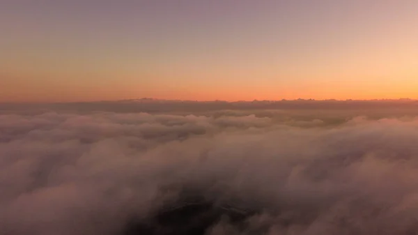 云彩之上美丽的落日 一架无人驾驶飞机在美丽的巴伐利亚阿尔高厄被拍照 — 图库照片