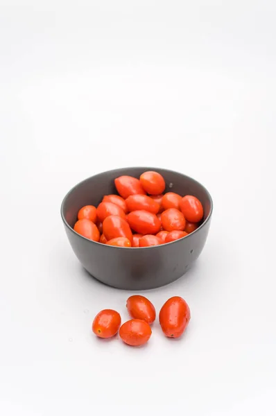 Tazón Gres Gris Oscuro Lleno Tomates Datterini Una Superficie Blanca — Foto de Stock