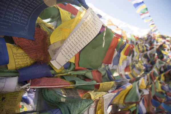 インドのラダックにある仏教寺院から吊るされたチベット国旗です — ストック写真