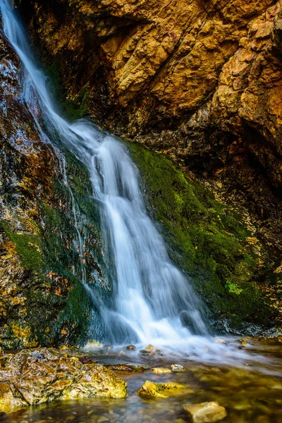 Cottonwood Kanyonlarında Akan Gizli Şelale Nin Dikey Görüntüsü — Stok fotoğraf