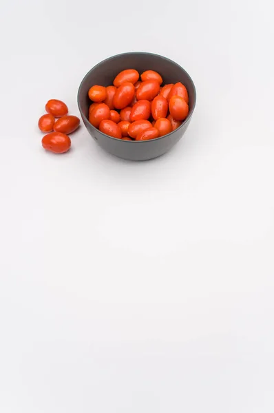 Tazón Gres Gris Oscuro Lleno Tomates Datterini Una Superficie Blanca —  Fotos de Stock