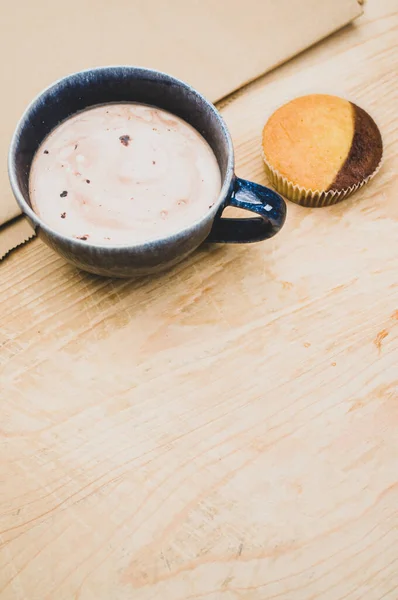 Lait Chaud Cacao Dans Une Tasse Bleue Délicieux Cupcake Sur — Photo