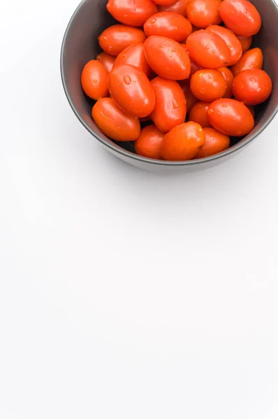 Tazón Gres Gris Oscuro Lleno Tomates Datterini Una Superficie Blanca —  Fotos de Stock