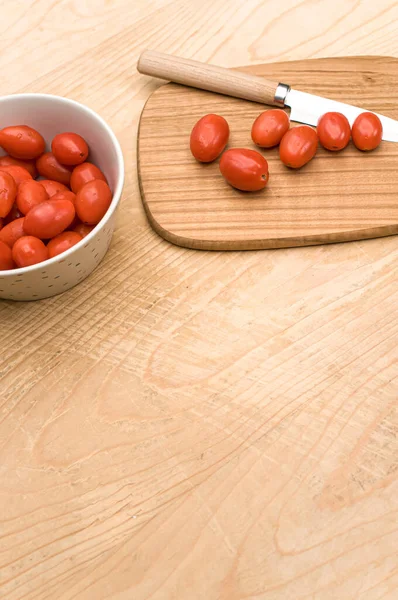 Schüssel Voller Datterini Tomaten Mit Schneidebrett Und Messer Auf Einer — Stockfoto