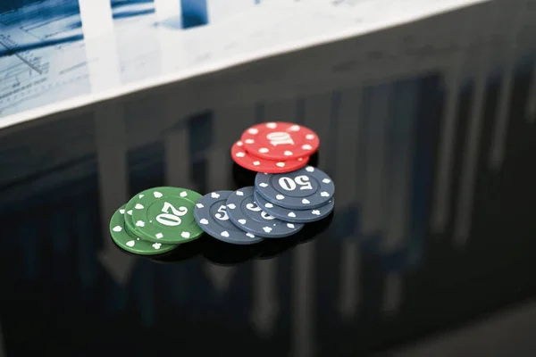Siyah Arka Planda Renkli Poker Çiplerinin Yakın Plan Çekimi — Stok fotoğraf