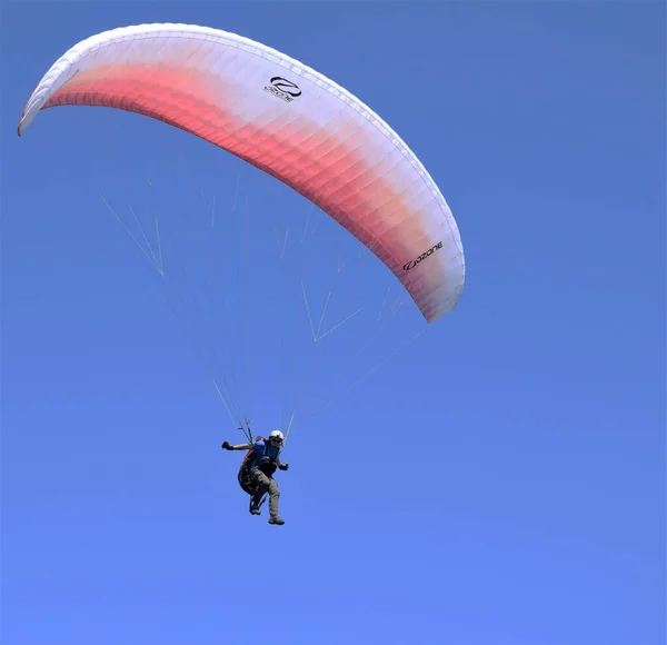 Oldham Zjednoczone Królestwo Lipca 2016 Paralotniarz Wisi Powietrzu Jego Jaskrawo — Zdjęcie stockowe