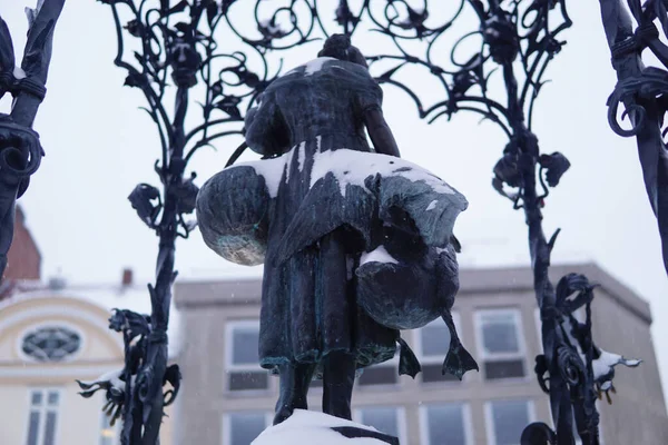 Statue Gaenseliesel Fontaine Goose Girl Recouverte Neige Devant Ancienne Mairie — Photo