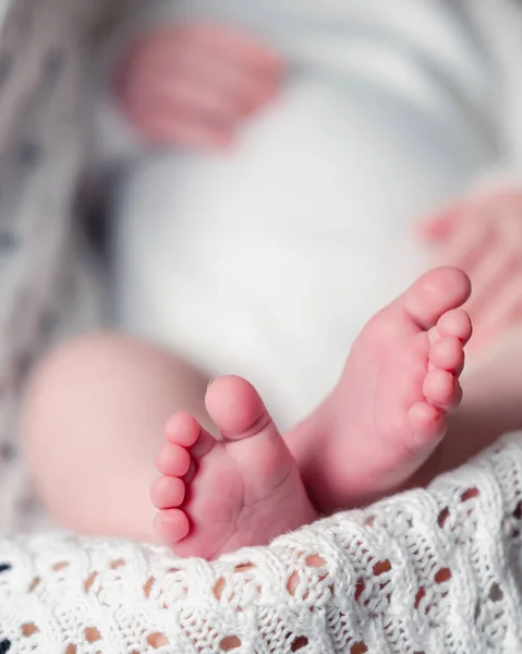 Baby Toes Feet White Blanket Body Out Focus Soft Light — Stock Photo, Image
